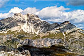 Trekking nel Parco Naturale Puez-Odle. Da Passo Gardena al Rifugio Puez, vista verso il Puez. 